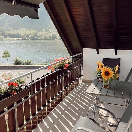 Ferienwohnung Moselflair Mit Direktem Blick Auf Die Mosel Und Weinberge Oberfell Bagian luar foto