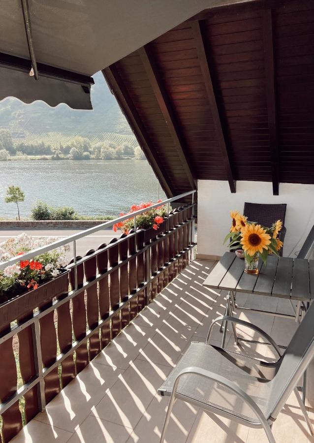 Ferienwohnung Moselflair Mit Direktem Blick Auf Die Mosel Und Weinberge Oberfell Bagian luar foto